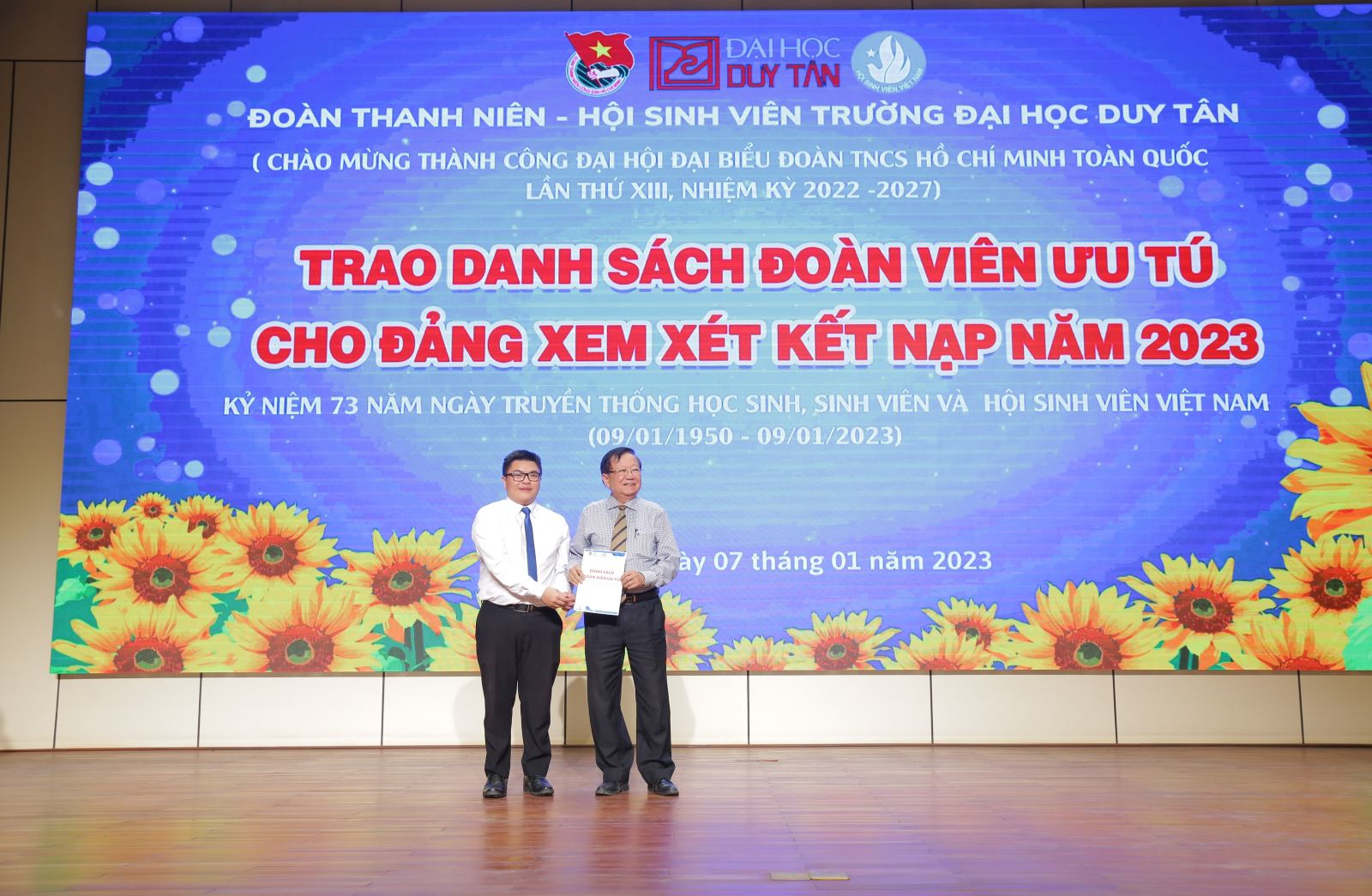 Trao danh sách Đoàn viên ưu tú cho Đảng xem xét, bồi dưỡng kết nạp năm 2023